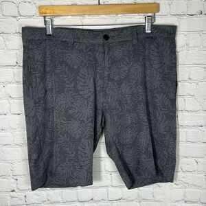 Travis Mathew Go Fish Shorts in Heather Grey Pinstripe size 36 Style# 1MW209